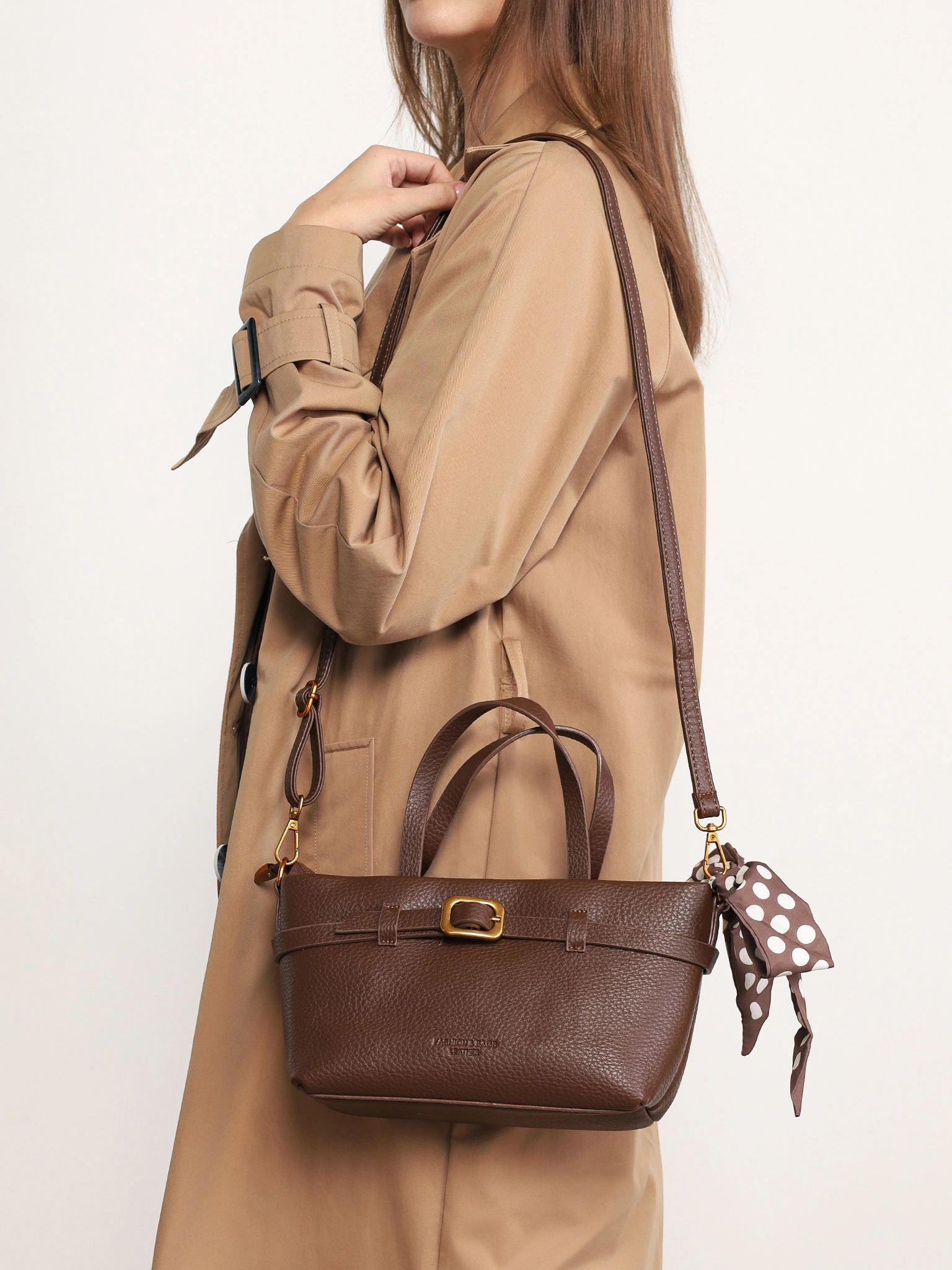 Сумка-тоут с декоративным платком и ремешком с пряжкой в ассортименте